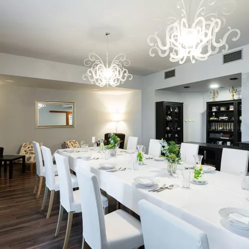 Spojení dobrého jídla s kvalitním vínem z okolí Pálavy. Otevřena: 7:30–21:00 h